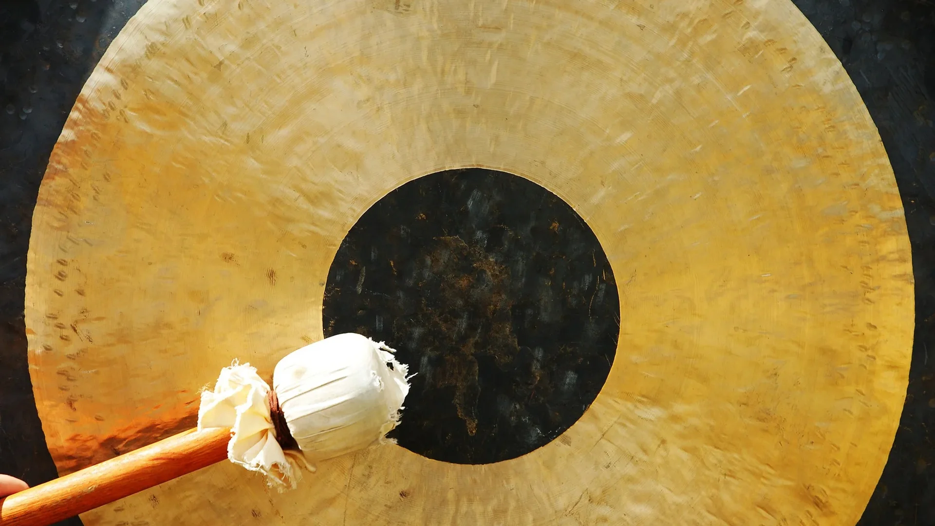 Gong de bronce con mazo — Akasha Yoga School